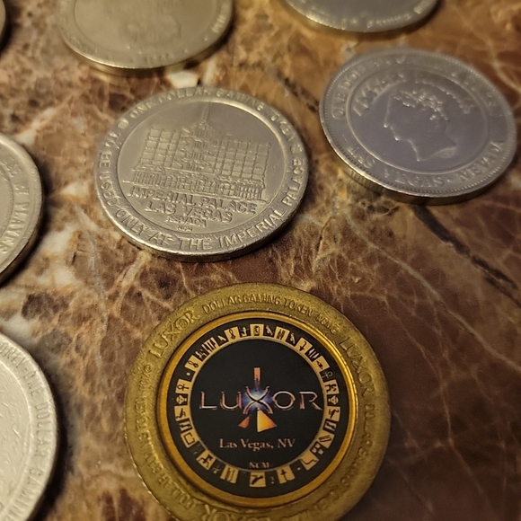 11 Vegas  gaming Tokens 79-92. - Picture 7 of 9